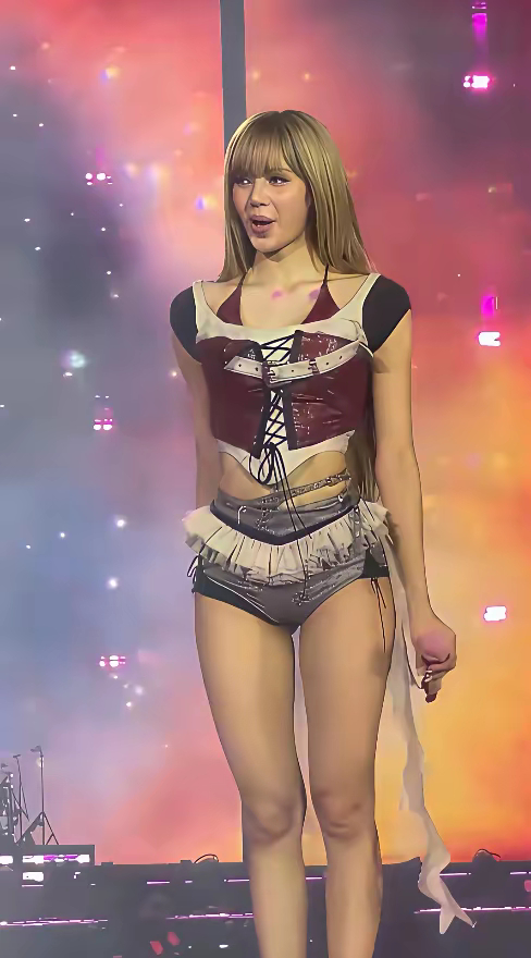 Lisa这是过敏了吗？？？身上可见大块的红斑，看着还挺吓人的 ​​​