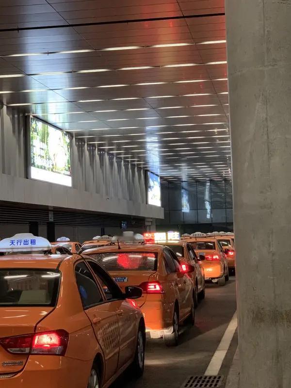 网友吐槽福田高铁站出租车拒载乱象：短途容易遭司机抱怨咒骂，乘客：司机越挑客越难接