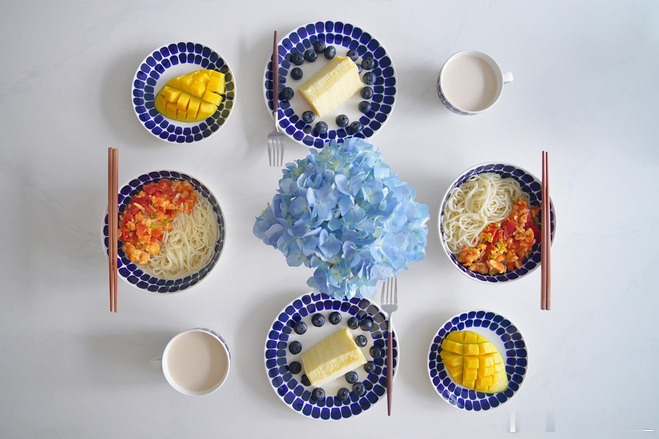 周三早[鲜花]早餐西红柿鸡蛋打卤面、蒸蛋糕、燕麦豆浆、芒果~ ​​​
