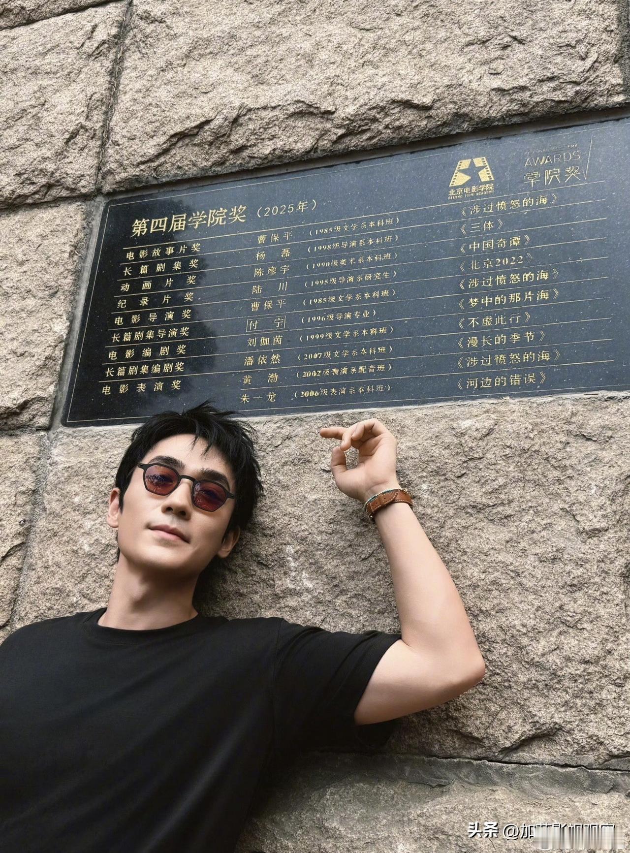 笑死了！明星也是不容易啊，真的应了那句：一生都要出片的中国人！哈哈哈哈哈[捂脸]