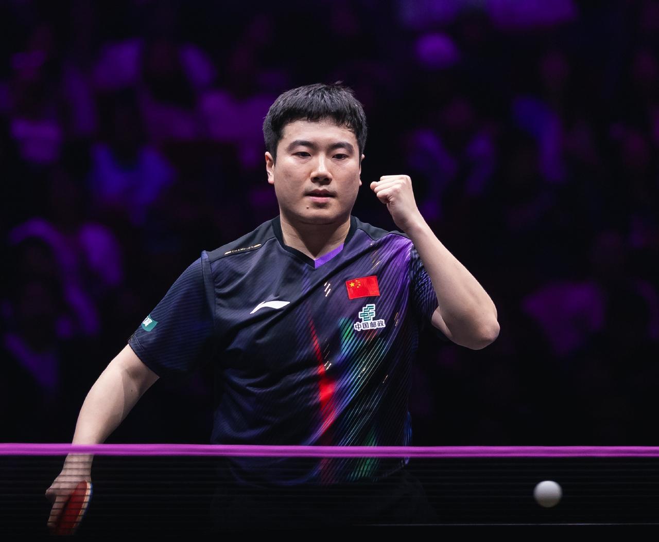 一个擦边球，让向鹏心态崩了！

伤后首赛，梁靖崑3-1强势拿下队友向鹏。从首局领