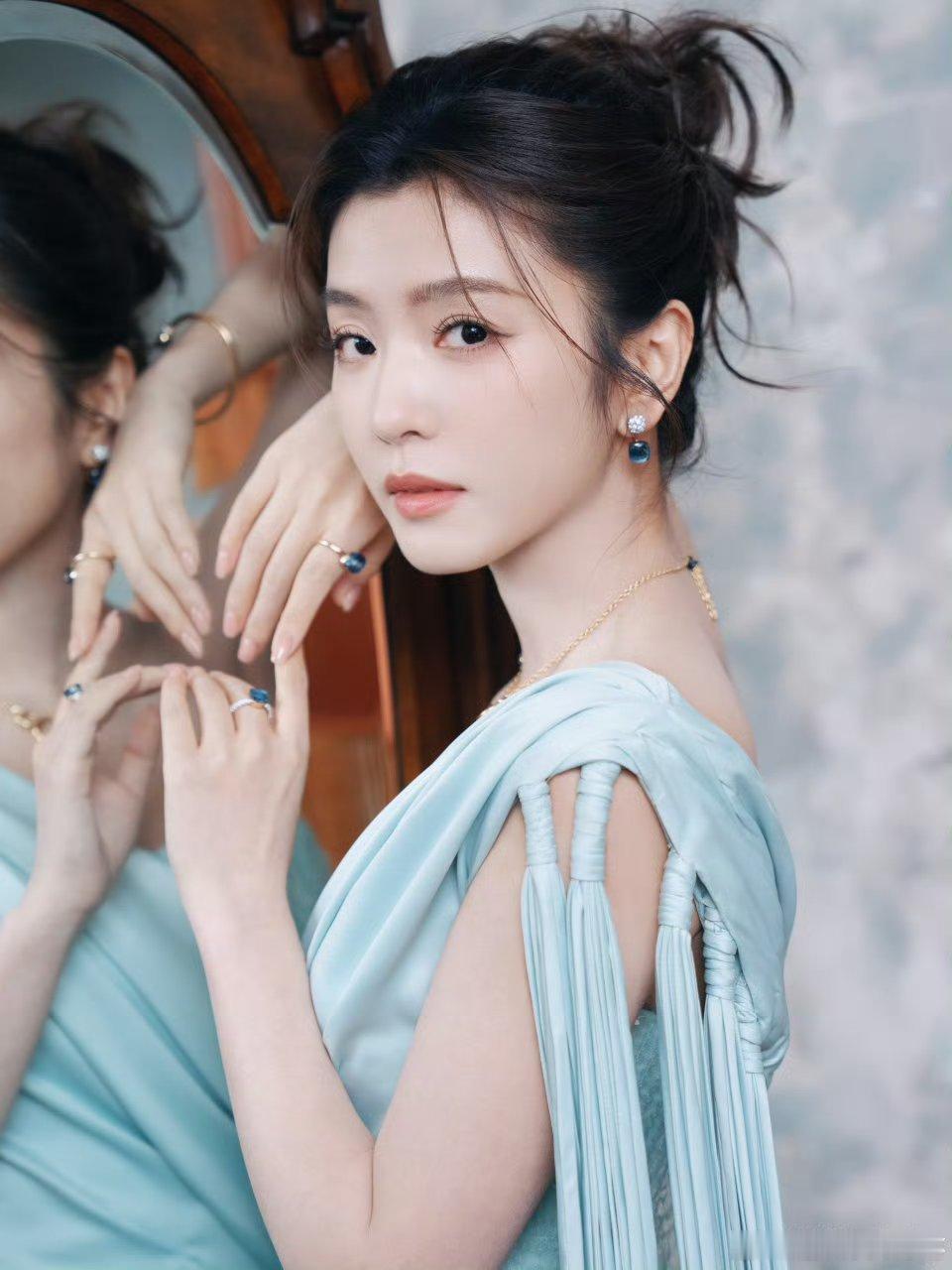 李云霄东方美人 微博之夜焦点锁定李云霄！薄荷蓝裙衬得肌肤胜雪，眉眼温润如画，东方