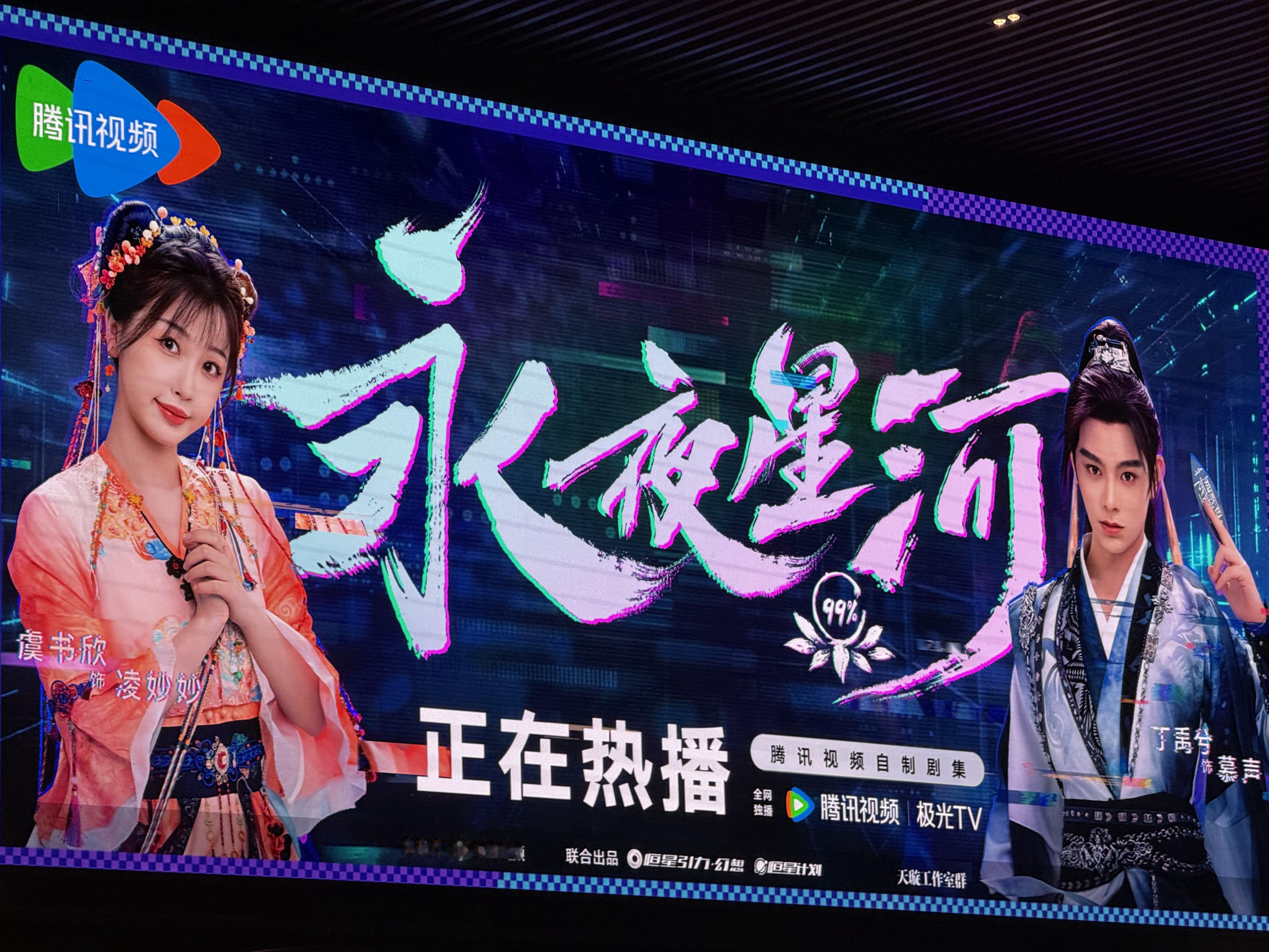 虽然在跑酷但超幸福的小女孩[亲亲] ​​​