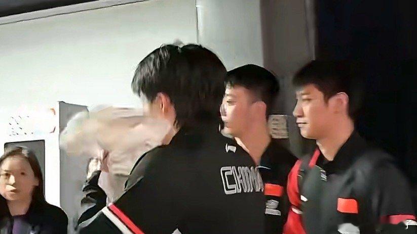 王皓笑着拥抱王楚钦希望没摄像头的时候也是这样的，王楚钦好像真得很喜欢抱抱 