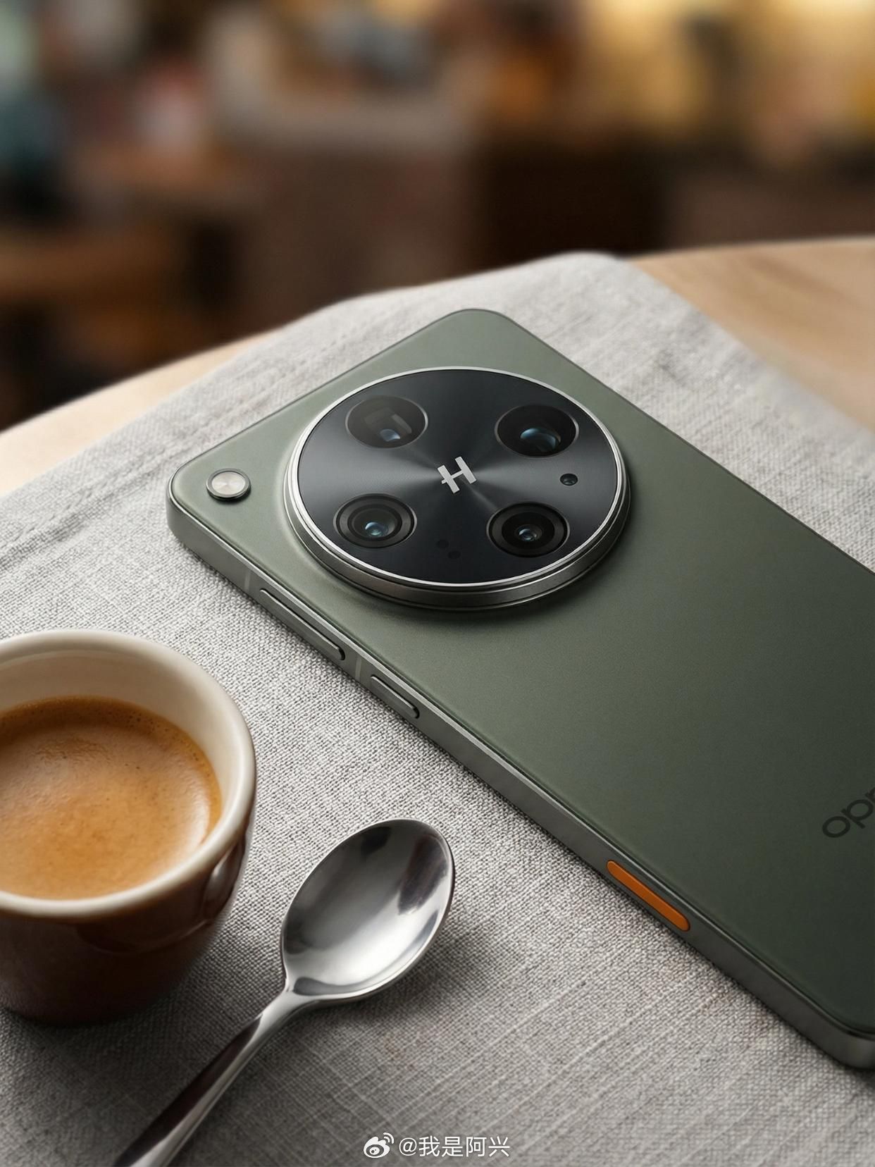 这个绿色看着像真机，然后图3 曝光了4种配色，不过除了黑白外，绿色和综合颜色我感