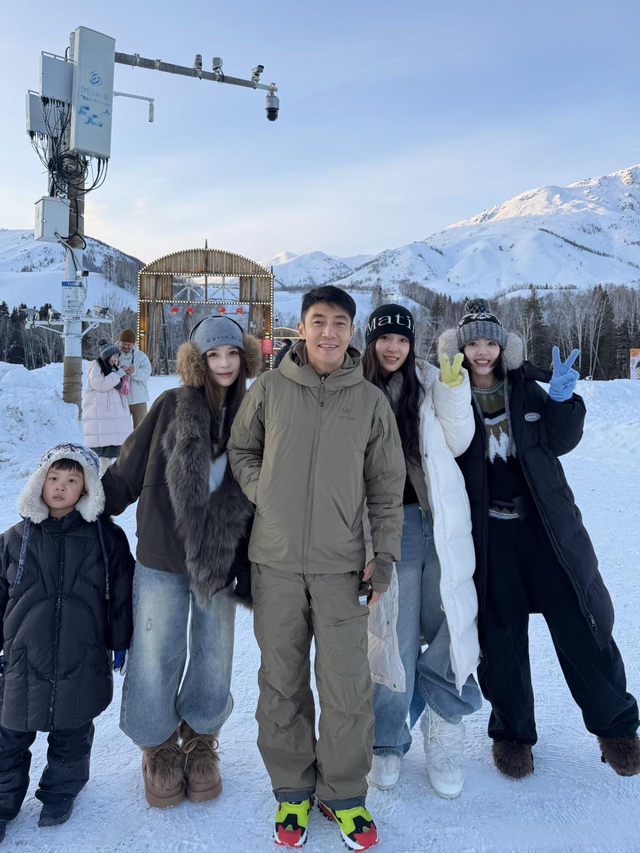 撒贝宁禾木桥滑雪，
被一群美女偶遇！
我们平时在电视上都大大方方，
活泼可爱又搞