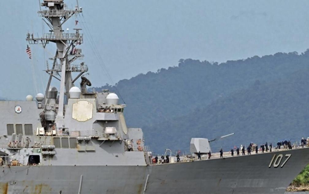 凤凰新闻【美军进入战位，马杜罗求助中俄，普京亲兵已到委国？中方也有行动】面对美军