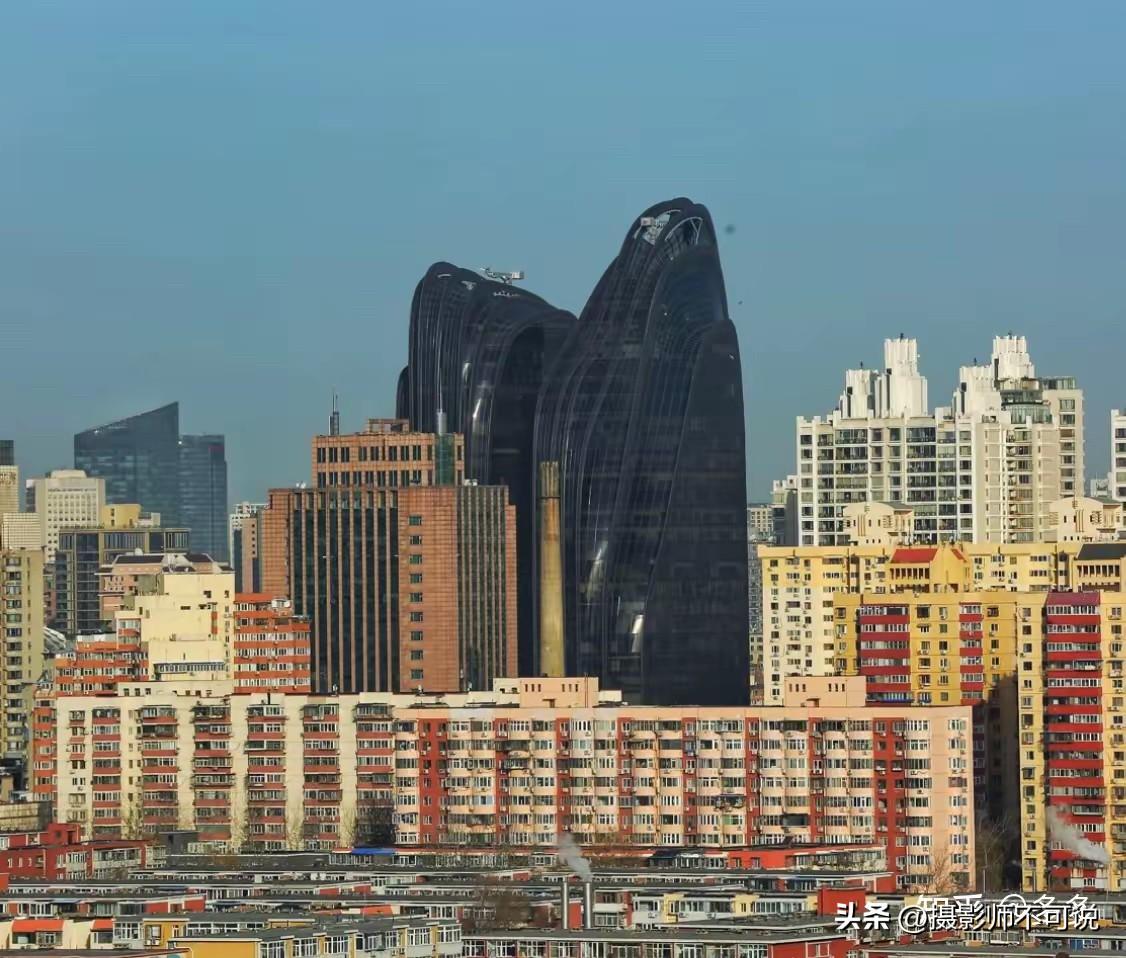 北京这两栋建筑实在是太让人难以理解了，每次看见都心头一抽抽，有种夹杂着对巨物和难