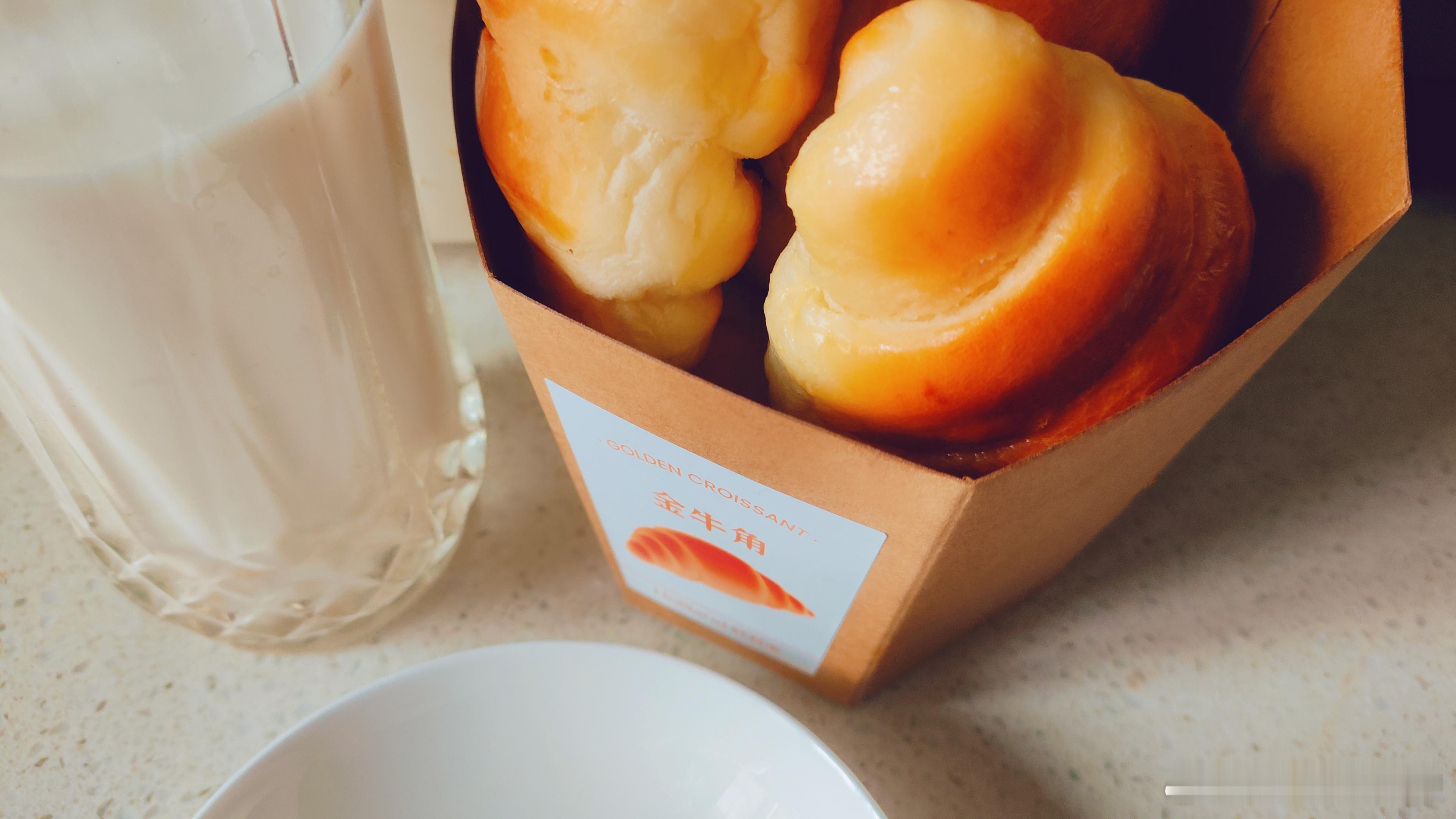 牛奶牛角包🥐还有半个碟子猜猜里面是什么 