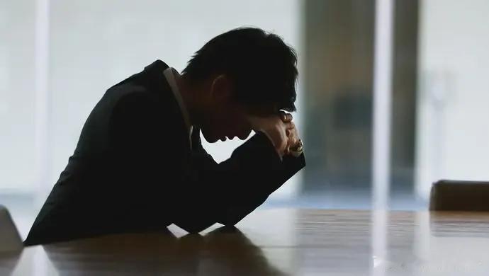 本人今年43岁，一事无成，学历不高，也没啥过硬的技能，颜值也很差。虽然结婚了，但