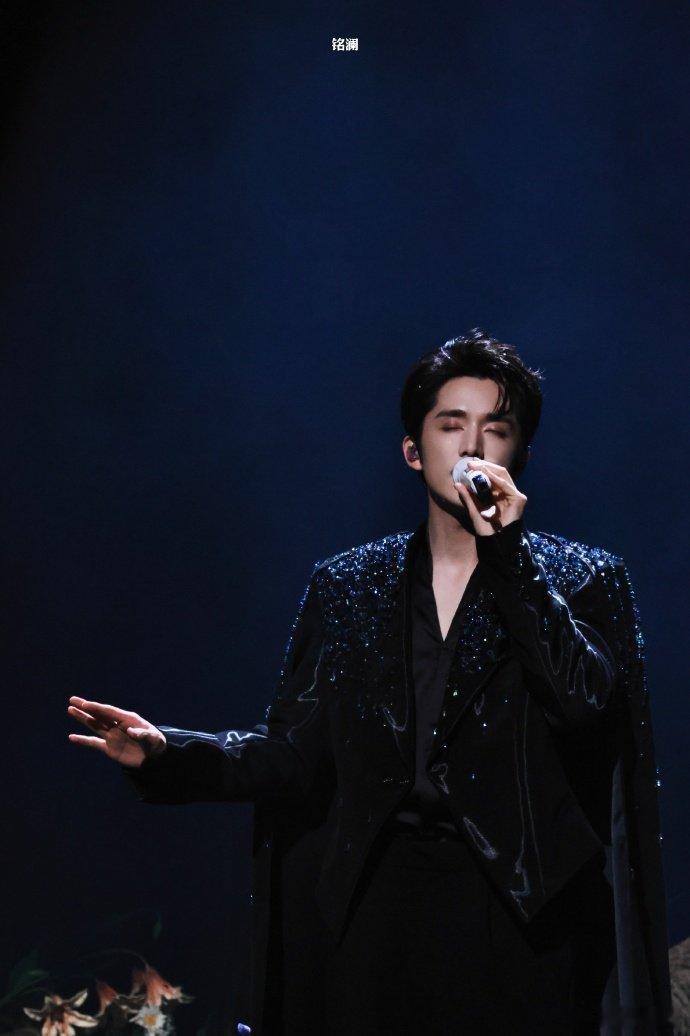 张新成国风新曲戏腔惊艳全场唱功兼具细腻与爆发力，戏腔段落惊艳全场，这样的实力开演