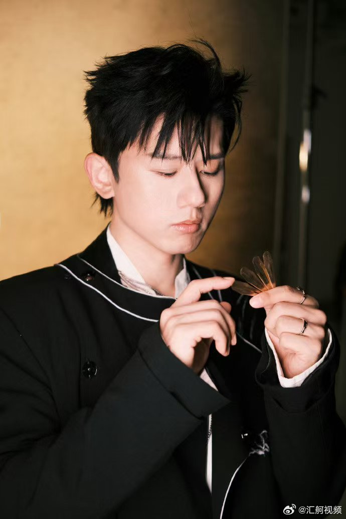 张杰出席成龙国际动作电影周 谁的武侠DNA动了！张杰官宣出席哈尔滨成龙国际动作电