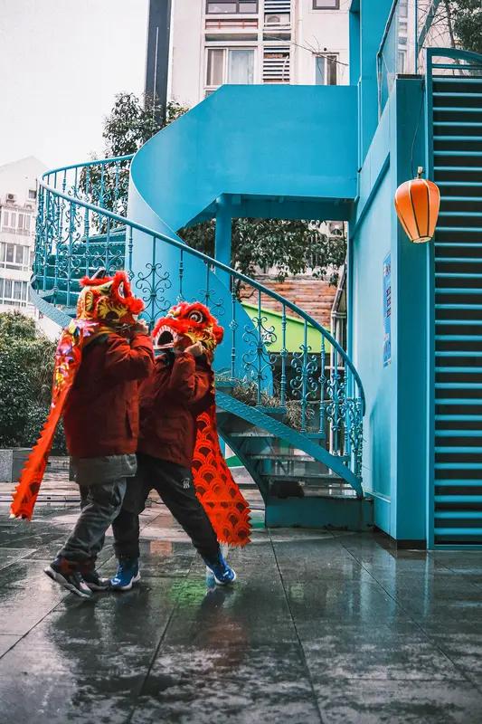 看到“大雨倾盆观众散去，醒狮坚持舞完全程”这一幕，真的太让人动容了。在一场活动中