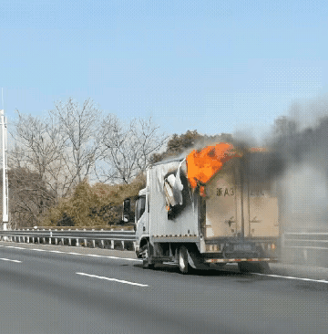 这台车拉的是什么东西？好像是从车厢内部开始燃烧的，着这么大的火，难道司机没有发觉