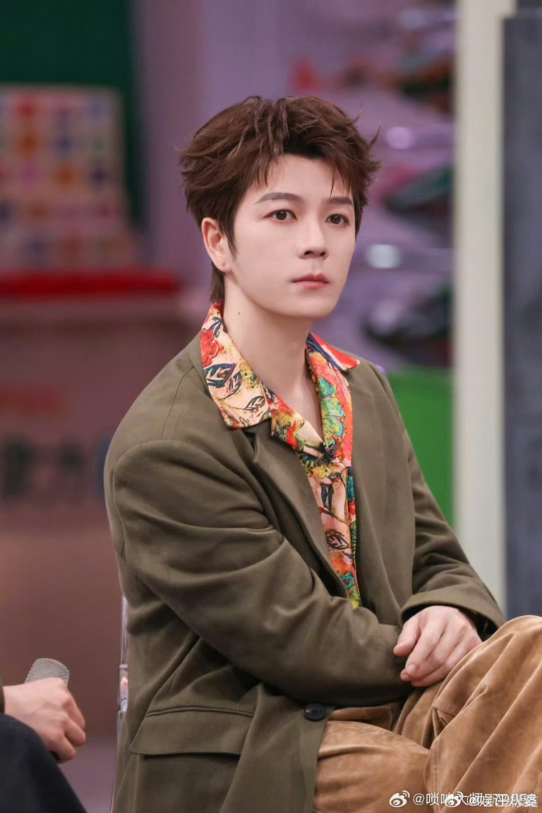 王鹤棣王栎鑫见面先打一套组合拳王鹤棣王栎鑫打招呼像开隐藏副本!一套复杂手势连招快