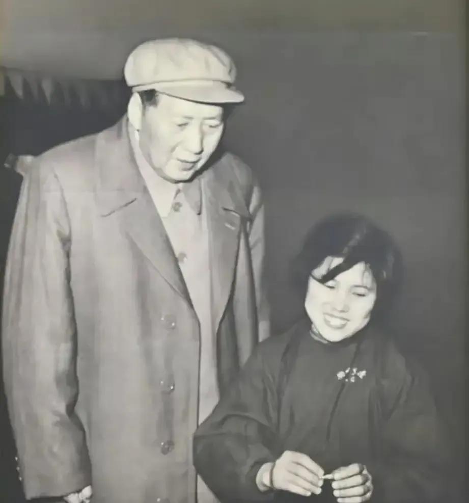 1958年2月的一天，伟人到沈阳机床电器厂视察。因为领导有要求，所以全厂工人默不