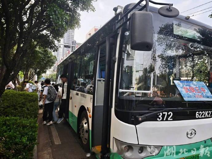 【203条新线加持！武汉772条公交专线护航开学】2026年秋季开学，为满足青山
