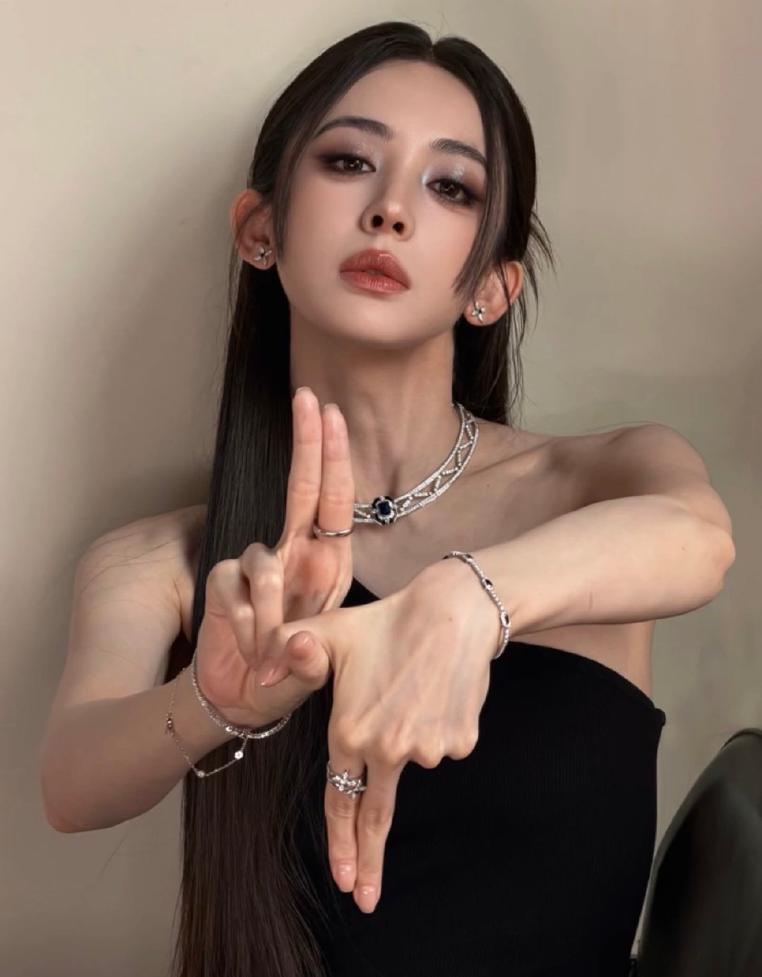 娜扎用男生拍照姿势出片娜扎不具任何讨好感的拍照动作 娜扎解锁全新拍照思路，摒弃柔