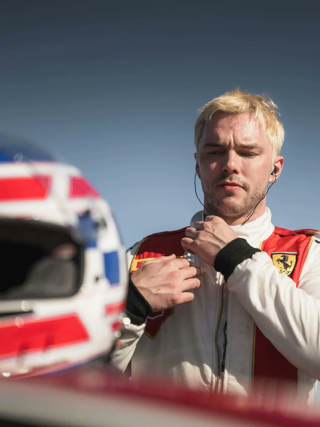 尼古拉斯·霍尔特，法拉利挑战赛围场照 .染回金发是为了新片《How to Rob