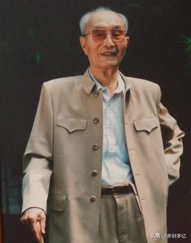 1972年他冒死救了个断腿老头，被迫退伍搬砖14年，再见面时，老头已是国防部长！