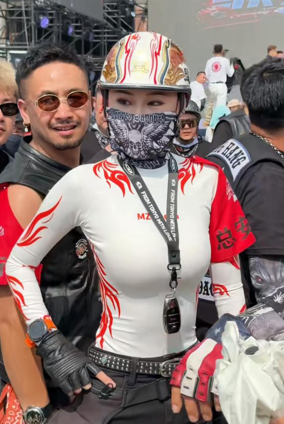 网红“盟主安全官”好受欢迎，辽宁本溪巡游她排在主要位置，34岁未婚未育，自由且富