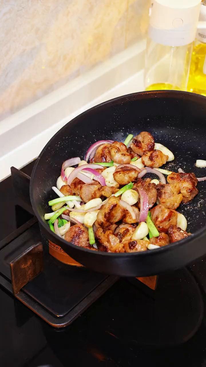 真心推荐你们要去做这一道椒盐梅头肉给孩子吃，真的好香的。表皮有点点焦香，里面又嫩