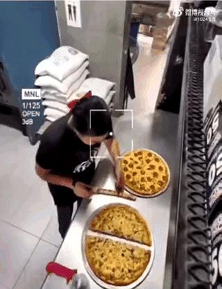 顾客连着抱怨披萨越做越小时，老板调出监控。
画面里，员工从饼心掏走一块，左右一捏