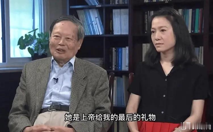 有”上帝的礼物“的杨振宁先生已经度过了他的102岁生日。先生很潇洒，也很幸福。甚
