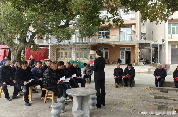 台州三门法治课绘就乡村普法新景浦坝港镇梅岙村开展宪法专题宣传，司法所联合多部门为