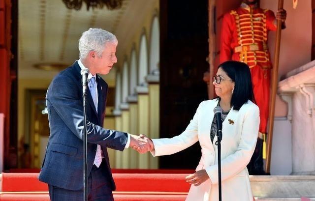 委内瑞拉给了中国一个说法。委内瑞拉把650亿桶石油开采权交给美国后，总算给最大债