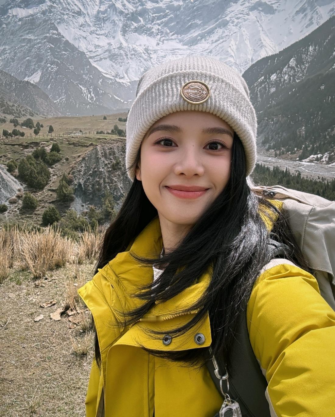哇塞！好壮观的雪山！🏔️ 大自然美，张婧仪你也美[心]期待更多作品！ ​​​