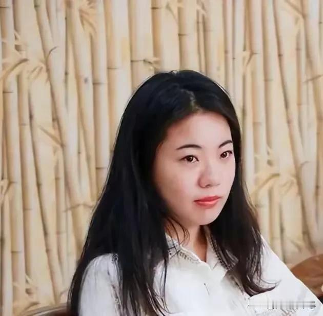 反转来得太快！
蒋方舟的硕士学位还是被撤销！
人民大学接到新的线索，
经过多位专