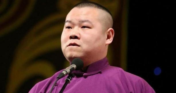 在一次采访中，主持人问岳云鹏对中国男足的看法，他答：“我很想加入国足，因为他们有