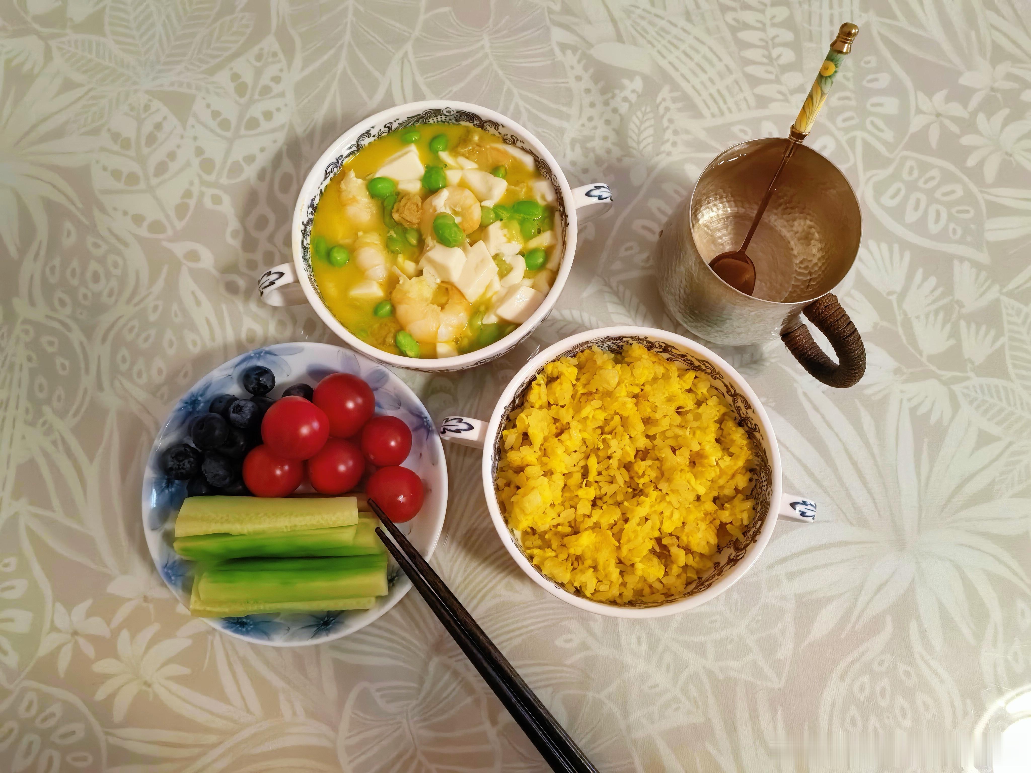 早早吃完晚饭，不容易胖今天的晚饭比较简单 