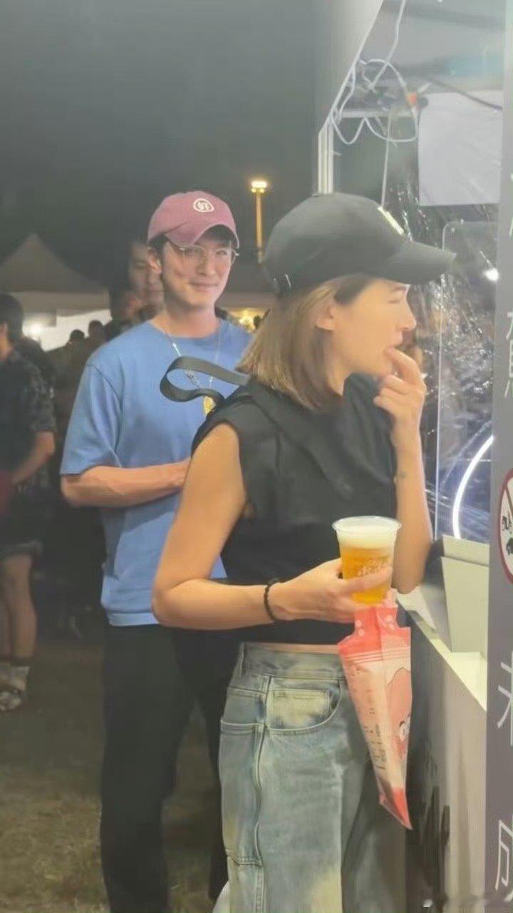 网友偶遇邱泽许玮甯 偶遇邱泽许玮宁逛夜市，是在拍摄吗？ 偶遇邱泽许玮宁逛夜市