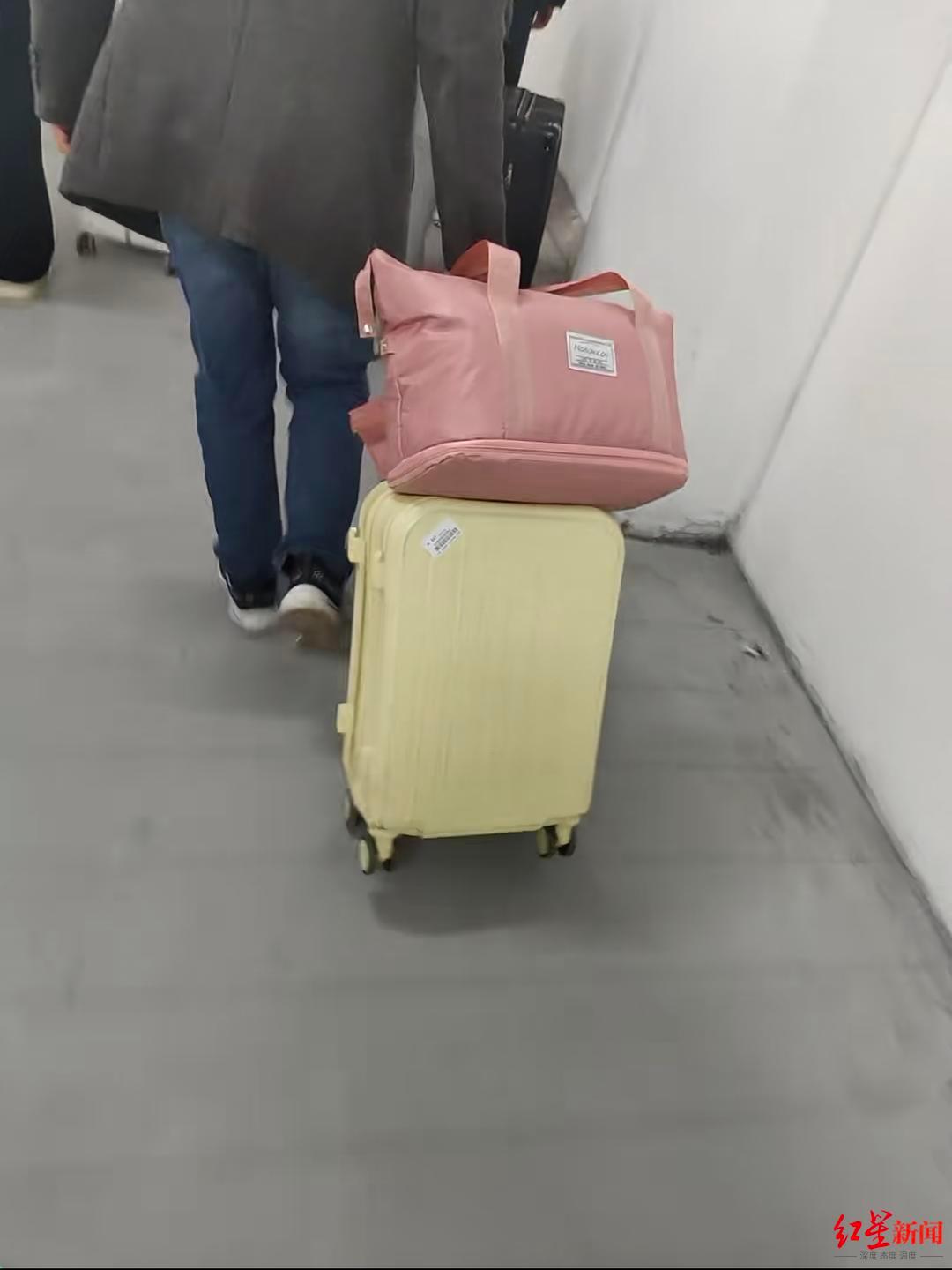 【#女孩回应写爸爸买车票送站感动全网#】 #女孩写爸爸送站帖文被赞当代版背影# 