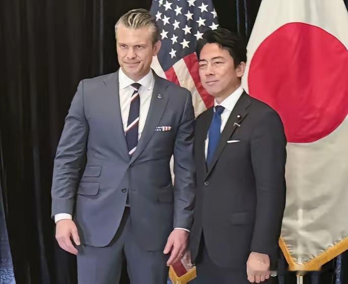 豪格赛斯美国的战争部长，跑到香山论坛上来兜售美国军事装备来了，找枪使来了。

为
