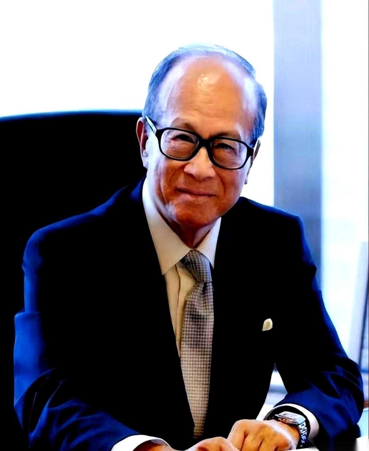 那边救火的水龙还没收呢，
这边屈臣氏上市的香槟，已经准备开了。
香港那场大火，烟