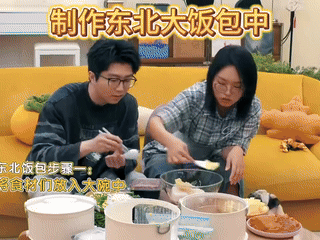李雪琴被一冰箱东北下午茶夯到了平时下午茶都是咖啡小蛋糕，垫两口就没了，这东北下午