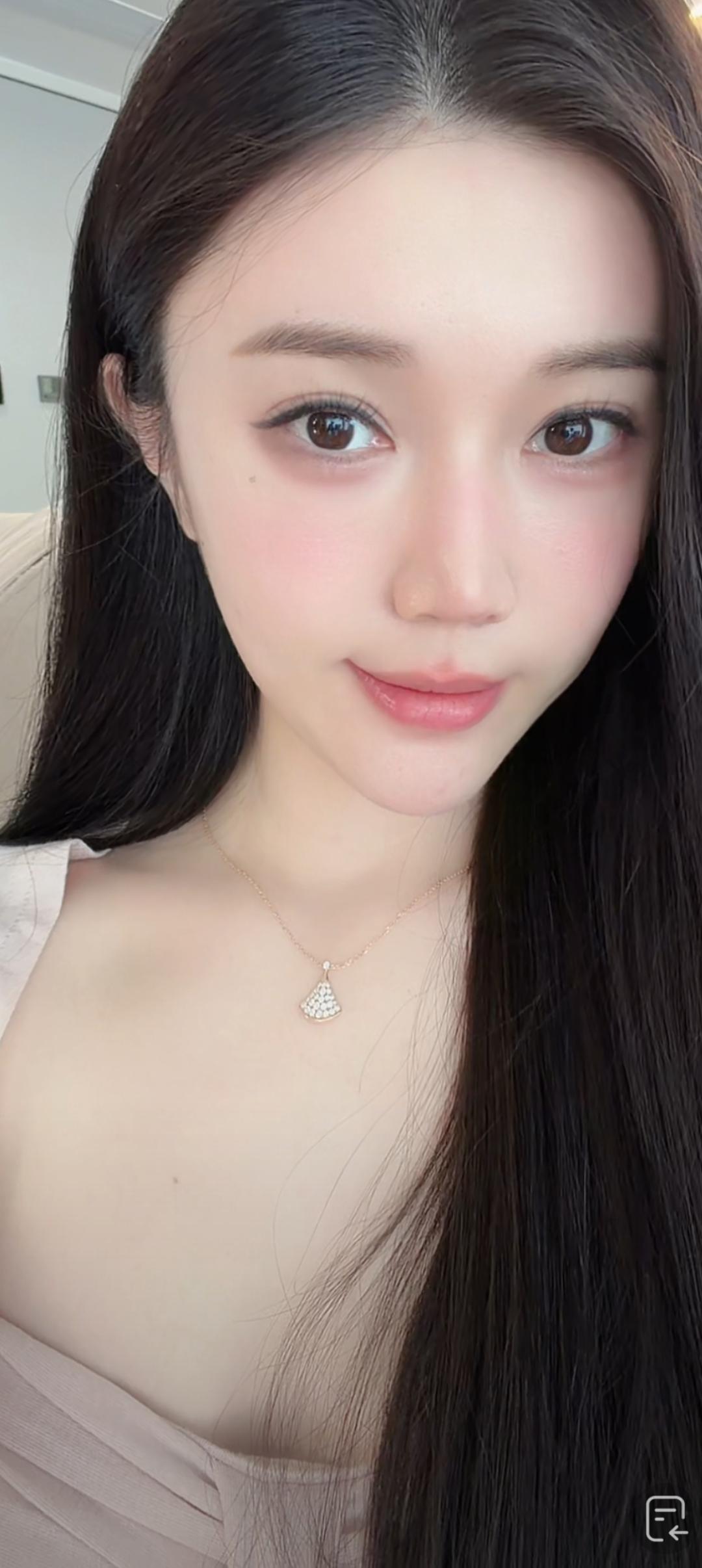 这姑娘长得真漂亮，看着好温柔。
