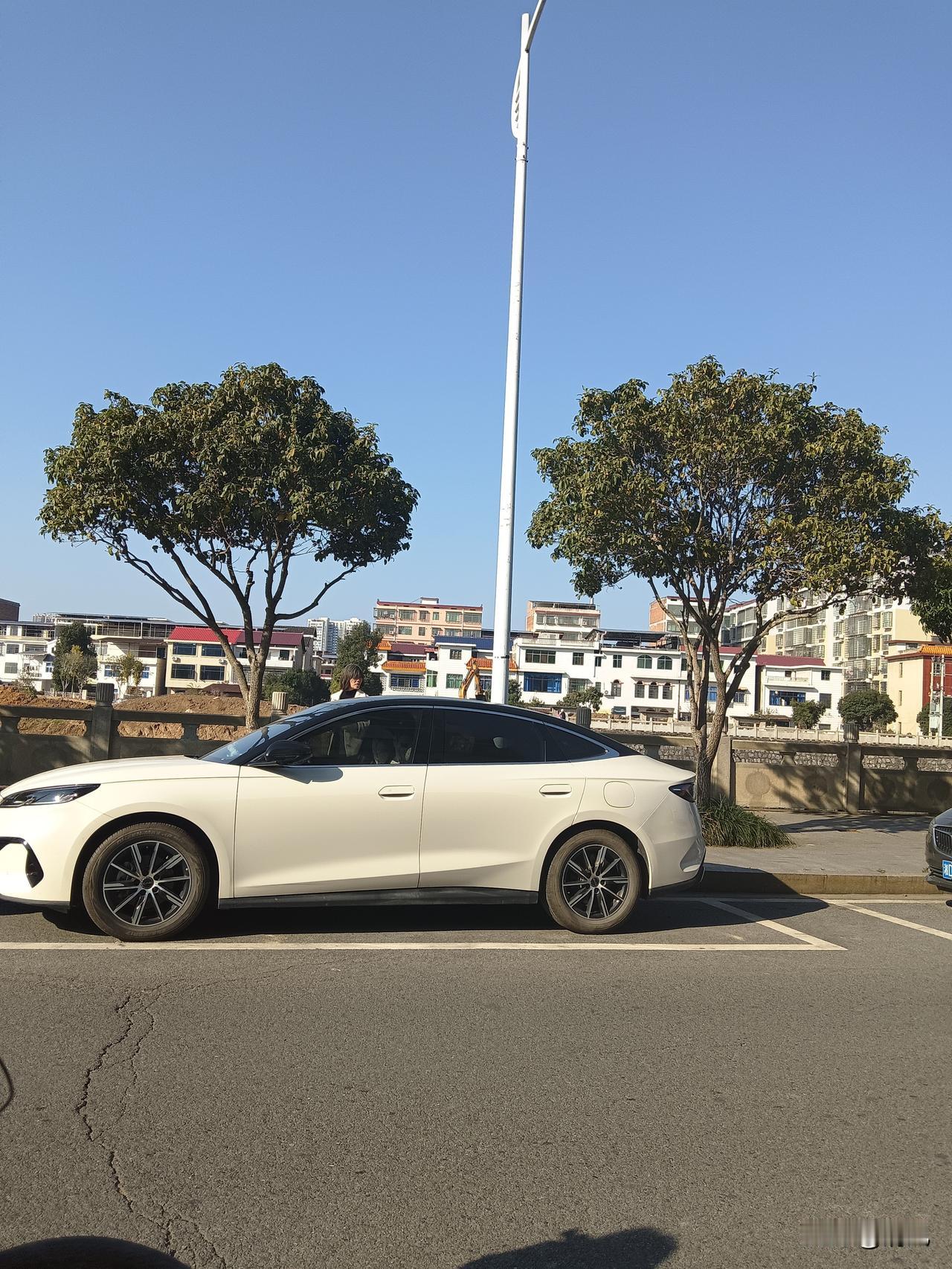 特朗普对俄乌冲突的热切关注，从来不是单纯的“和平善意”，而是藏着精于算计的利益考