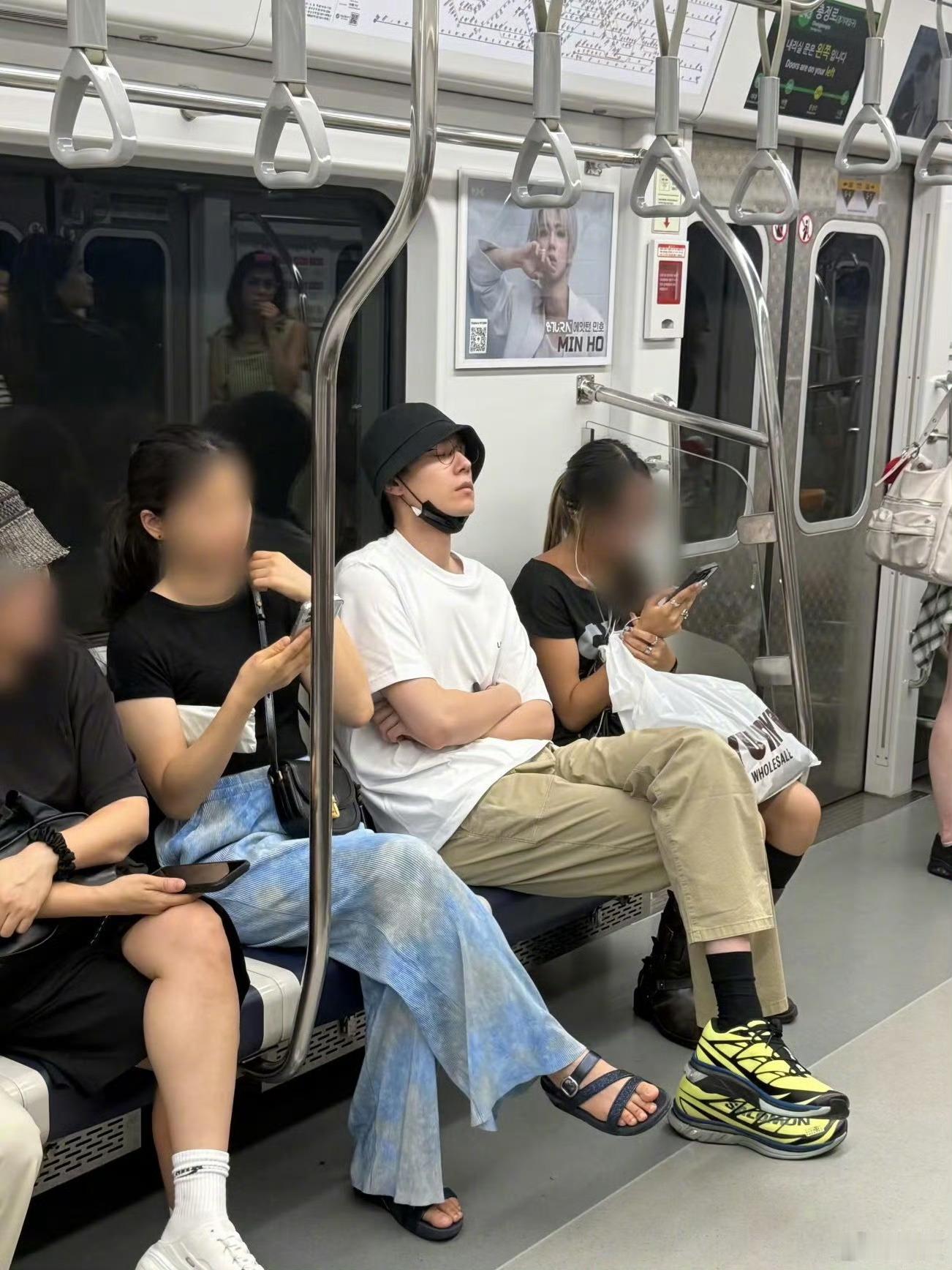 偶遇胡一天在韩国坐地铁韩国地铁真是个神奇的地方，前有各种韩剧名场面，后有胡一天素