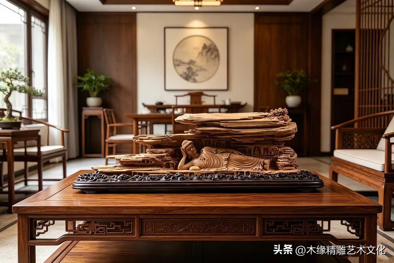 一层山石，一层经卷。

这尊卧佛以老山檀黑肉整料雕琢，卧于层叠山石之间，神情安然
