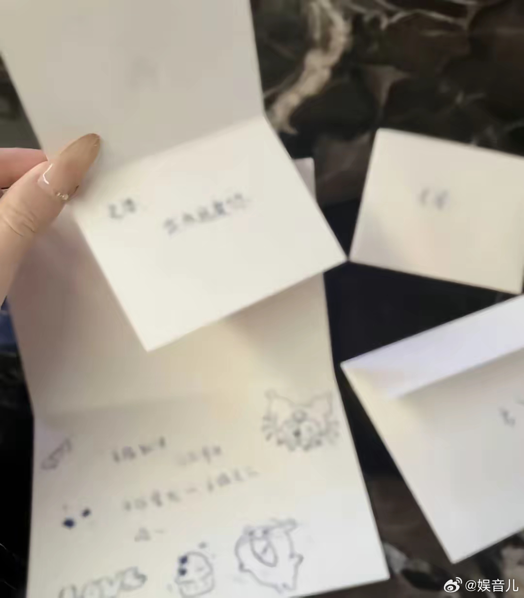 王思聪对懒懒动真格了！手写“老婆，我永远爱你”高调表白，满桌Graff珠宝价值几