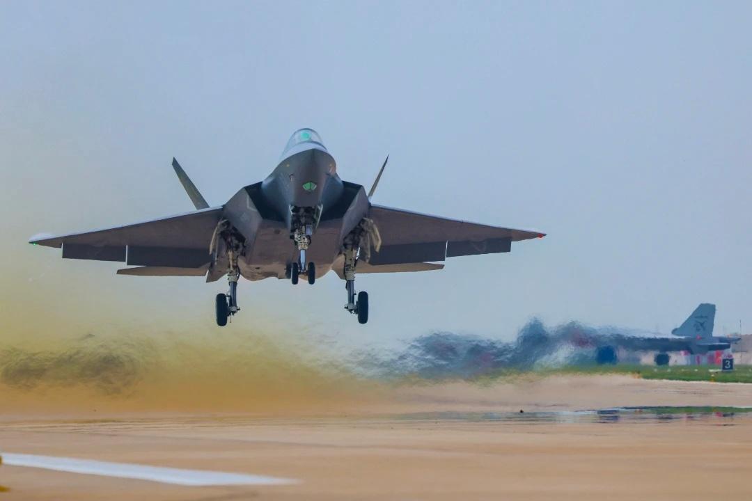 海军航空大学，大量歼-15和歼-35“大象漫步”，教学就已经成规模，更何况实际使