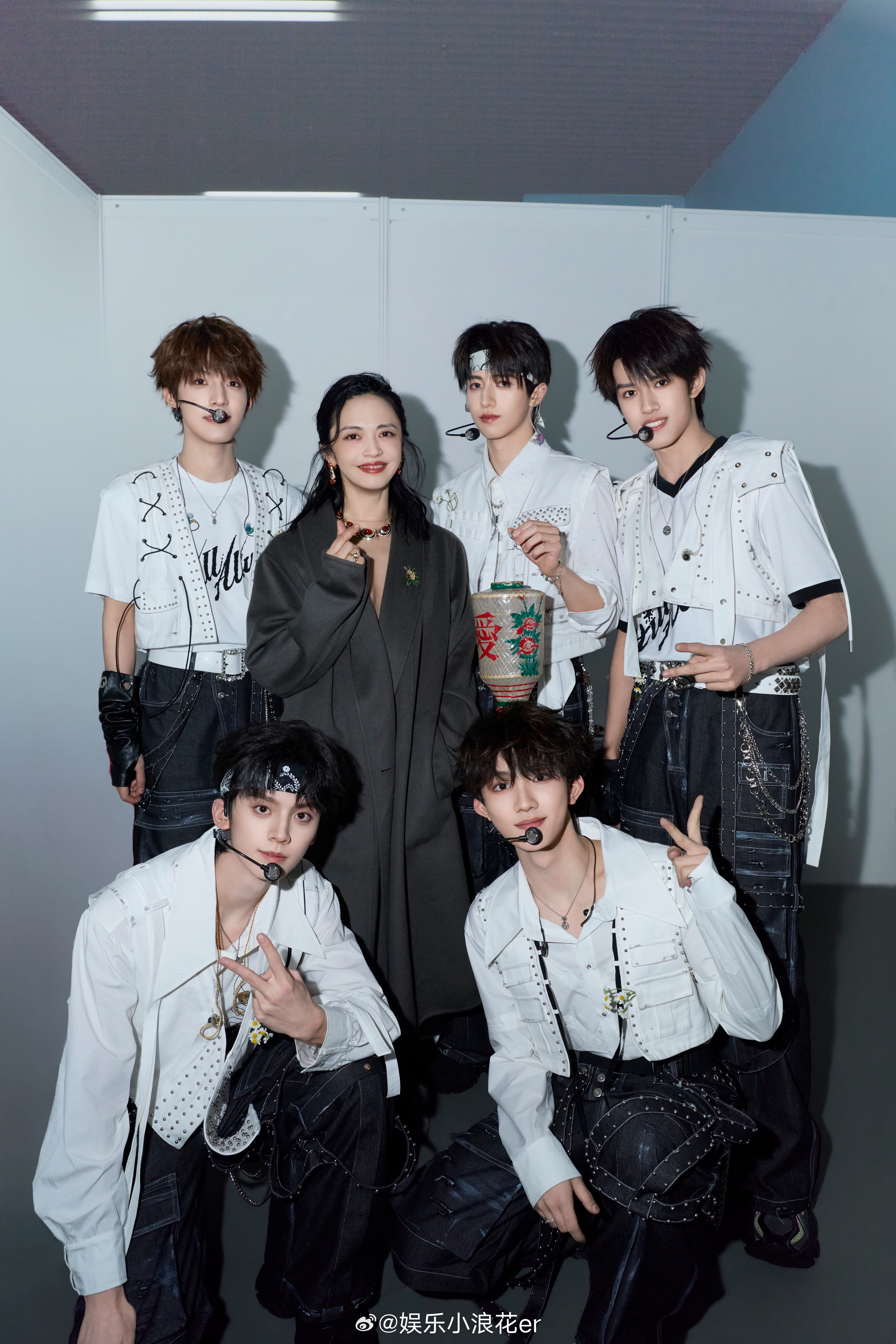 姚晨登陆少年合照登陆少年抽到了姚晨的礼物 今年微博之夜五小登抽到了姚晨的礼物，还