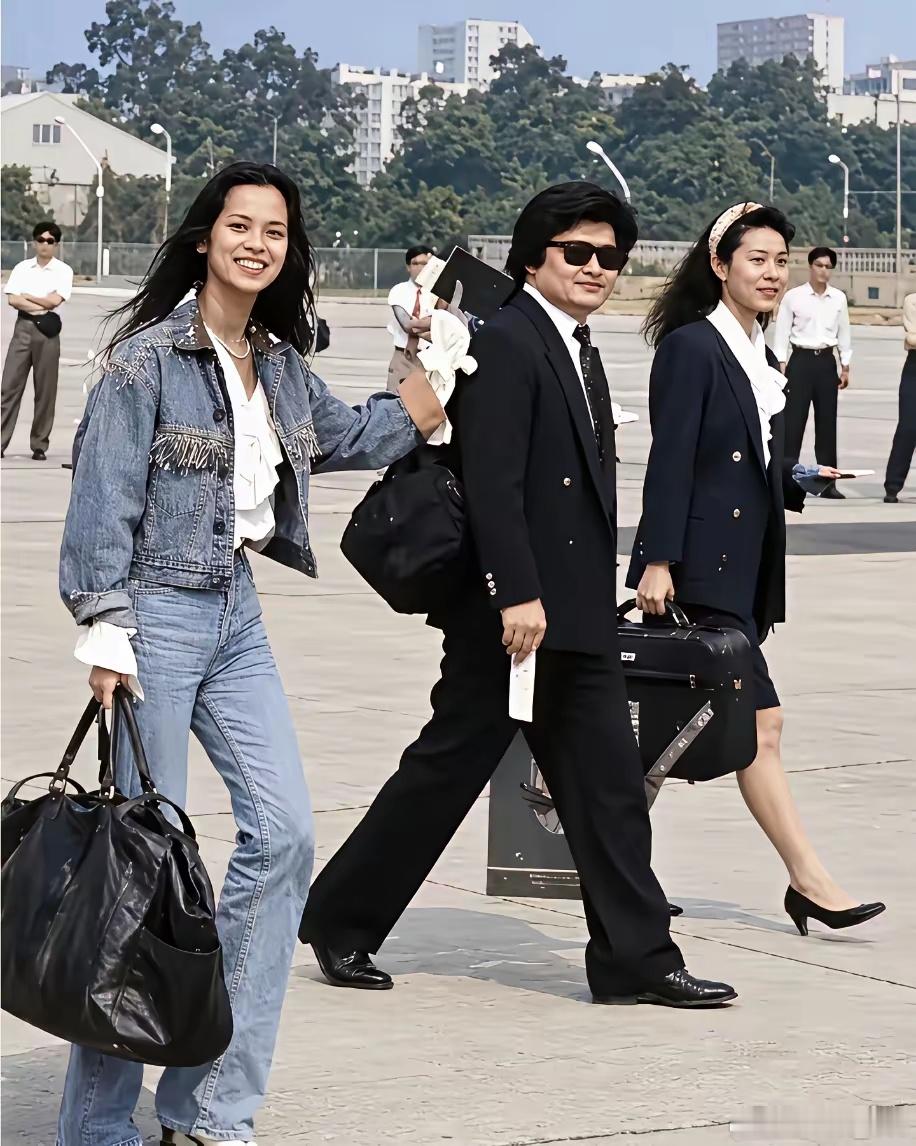 90年代一张珍贵留影，笑容灿烂，阳光青春，意气奋发，是一代人美好的回忆，你能认出