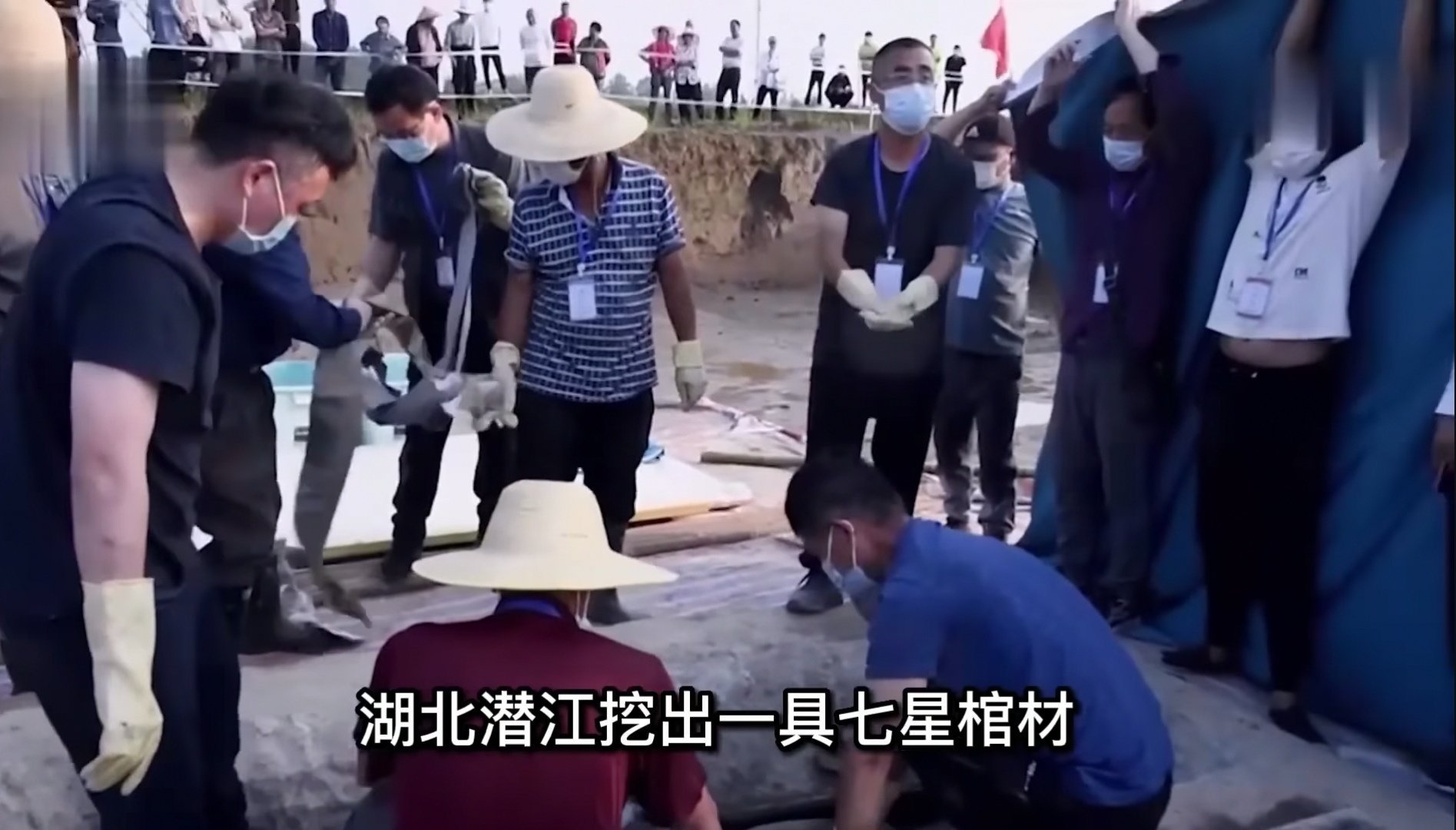 之前我们曾经提到过广西曾经发现过两具七星棺，由于使用混凝土浇筑，并且棺木底板上有