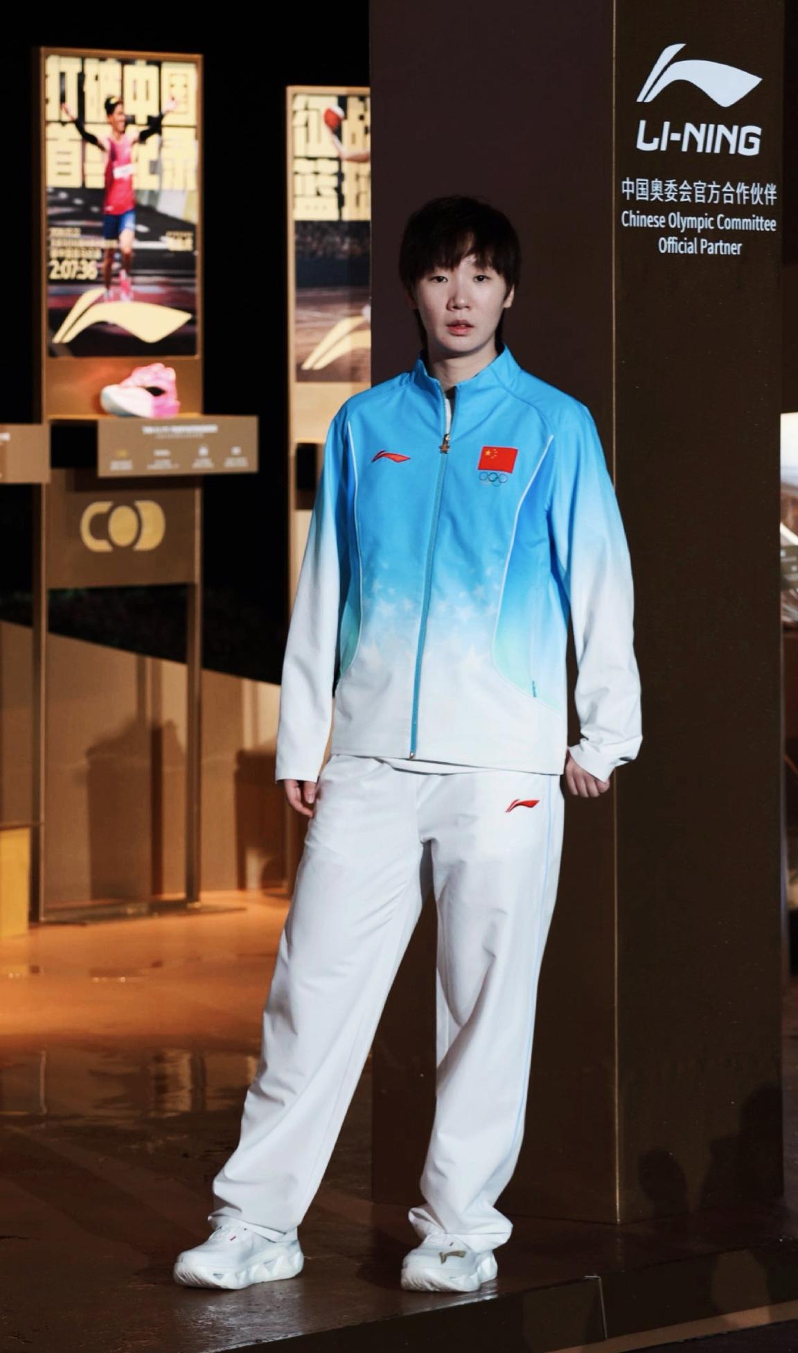 王曼昱身穿亚运会领奖服全身照！这次蓝白色套装设计真是清新亮眼！运动员穿上都显得清