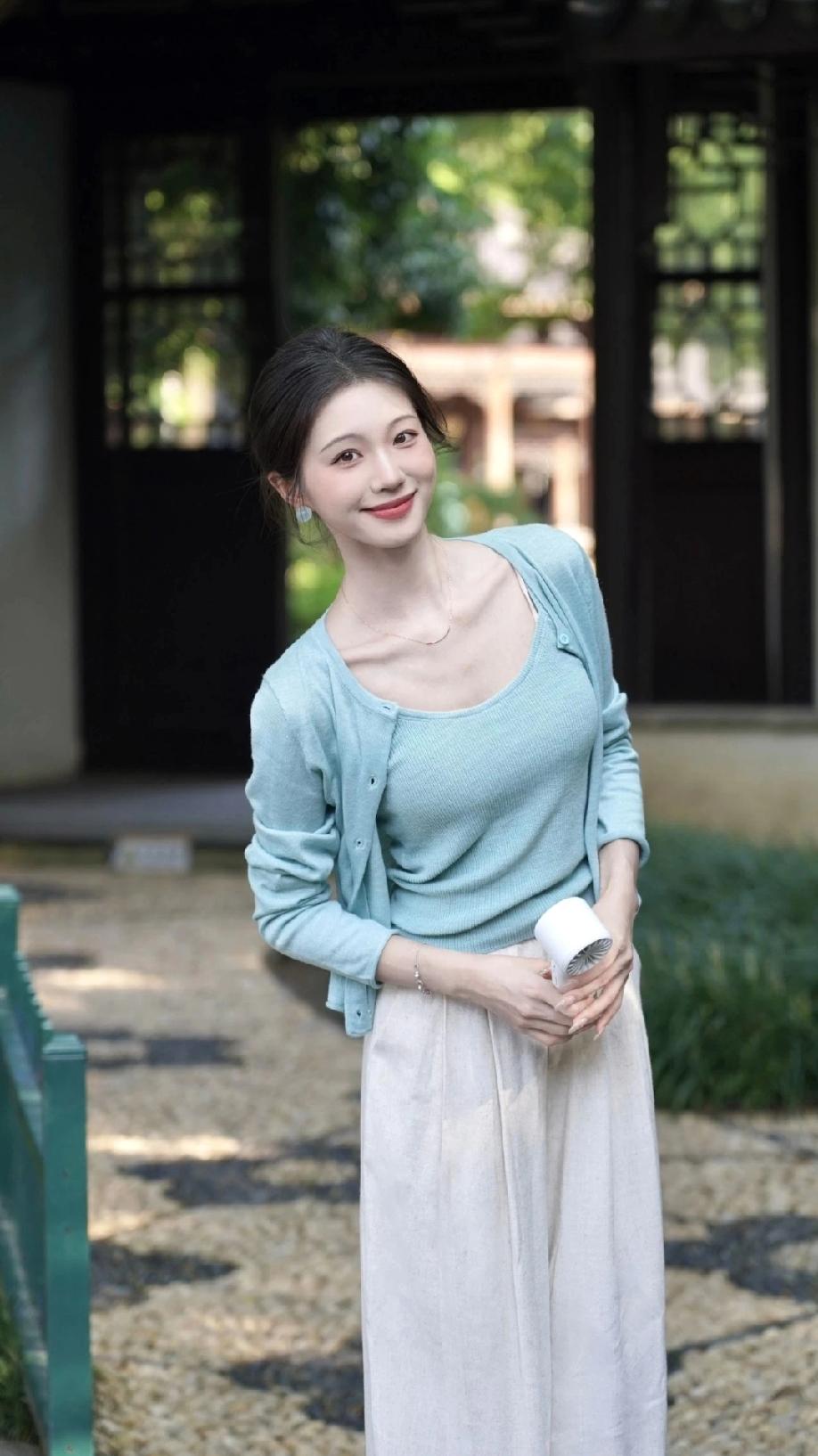 清秀甜美，身材苗条白皙，搭配简约而耐看的服饰，不免也是令人着迷的漂亮女人你们喜欢
